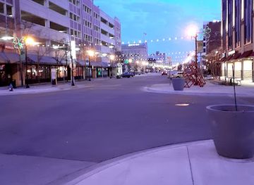 indiana/south-bend/downtown-south-bend/landmark/studebaker-plaza