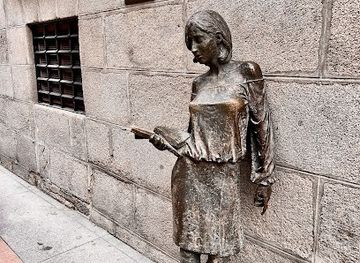 spain/madrid/landmark/escultura-tras-julia