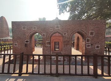 india/amritsar/jallianwala-bagh/landmark/bullet-marks-site-2