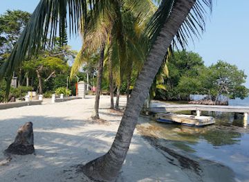 belize/stann-creek-district/landmark/yoli-s-over-da-water-bar-grill