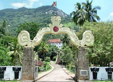 sri-lanka/central-province/landmark/aluviharaya-rock-cave-temple