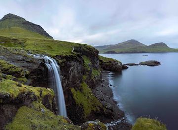 faroe-islands/vagar-island/landmark/skarosafossur