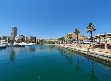 spain/alicante/puerto-de-alicante/landmark/queen-s-staircase