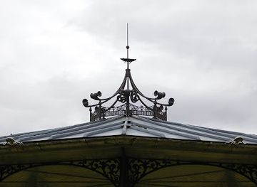 united-kingdom/leeds/roundhay/landmark/upper-lakeside-bandstand