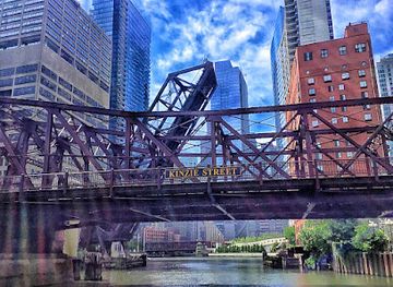 illinois/chicago/river-north/landmark/chicago-northwestern-railway-bridge