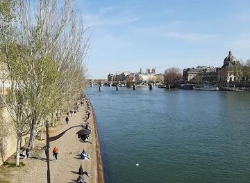 france/versailles/landmark/quai-francois-mitterrand