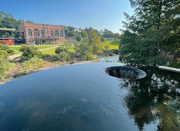 florida/tallahassee-area/landmark/sunny-state-waterfall