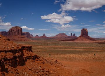 arizona/monument-valley/landmark/navajo-spirit-tours