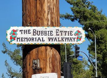 california/burbank/landmark/the-bubbie-ettie-memorial-walkway