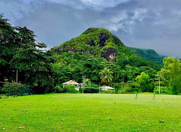 seychelles/praslin/landmark/grande-anse-school-monument