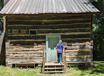 illinois/grand-prairie/landmark/kinmundy-log-cabin-village