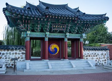 arkansas/southwest-arkansas/landmark/h-u-lee-international-gate-and-garden