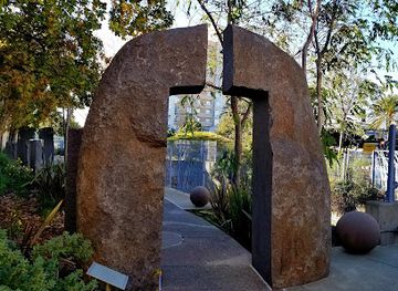 california/east-bay/landmark/emeryville-shellmound-memorial