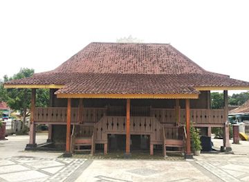 indonesia/lampung/landmark/lampoeng-traditioneel-rumah-adat-lampung-lamban-dalom-rumah-adat-kebandaran-marga-balak