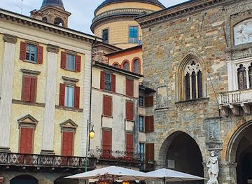 italy/bergamo/landmark/piazza-vecchia-bergamo-alta