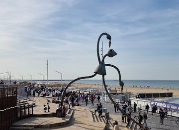 netherlands/scheveningen-beach/landmark/sprookjesbeelden-aan-zee