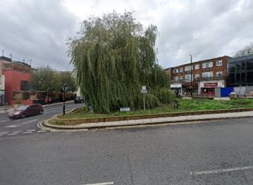 united-kingdom/leeds/chapel-allerton/landmark/willow-tree