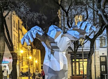 france/tours/place-plumereau/landmark/le-monstre-xavier-veilhan