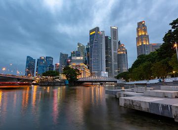 singapore/central-business-district/landmark/queen-elizabeth-walk