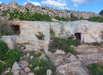 malta/mistra-bay/landmark/punic-tombs
