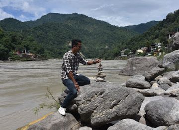 india/rishikesh/ram-jhula/landmark/peaceful-place-to-sit-with-ganga