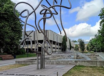 estonia/tartu-university/landmark/tartu-ulikooli-raamatukogu-purskkaev