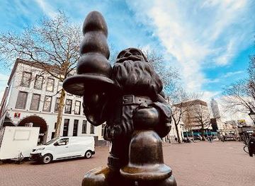 netherlands/leiden/landmark/kunstwerk-santa-claus-van-paul-mccarthy