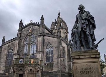 united-kingdom/stirling/landmark/adam-smith-statue