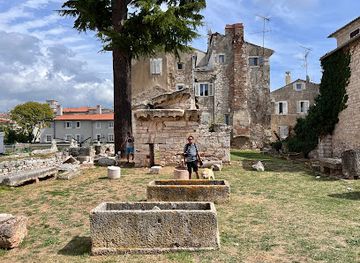 croatia/porec/landmark/neptune-temple