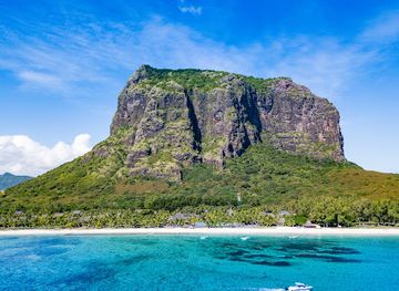 mauritius/le-morne/landmark/le-morne-public-beach