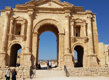 jordan/eastern-highlands/landmark/arch-of-hadrian
