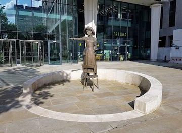 united-kingdom/manchester/attraction/emmeline-pankhurst-statue-2