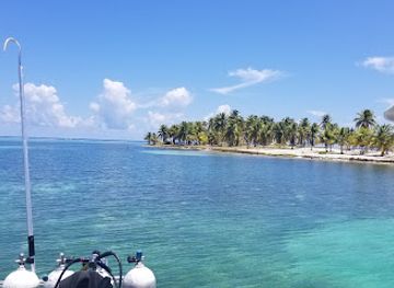 belize/coastal-plains/landmark/great-blue-hole
