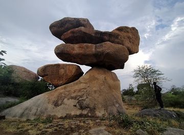 zimbabwe/mashonaland-east/landmark/epworth-balancing-rocks