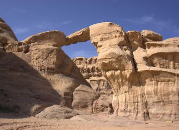 jordan/wadi-ghuweir/landmark/um-frouth-rock-arch