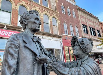 illinois/springfield/landmark/lincoln-family-statue