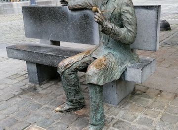belgium/liege/landmark/statue-de-georges-simenon