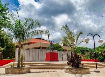 seychelles/praslin/landmark/5-juin-plaza