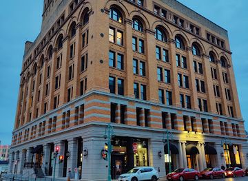 wisconsin/milwaukee/third-ward/landmark/the-marshall-building
