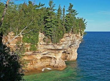 michigan/pictured-rocks-national-lakeshore/landmark/chapel-rock