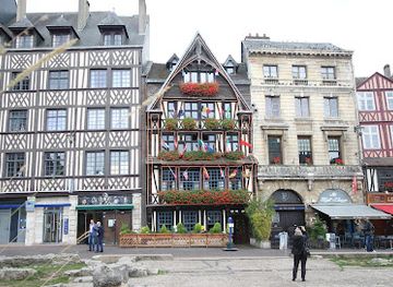 france/rouen/landmark/place-du-vieux-marche