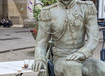 france/nantes/quartier-de-la-creation/landmark/statue-du-general-cambronne-le-temps-d-une-pose