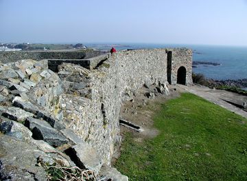 guernsey/grandes-rocques/landmark/vale-castle