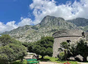montenegro/ljesanska-nahija/landmark/old-town-walls