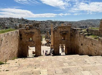 jordan/jerash/landmark/propylaeum-of-the-sanctuary-of-artemis