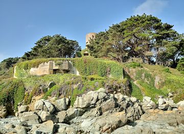 guernsey/castel/landmark/le-creux-es-faies