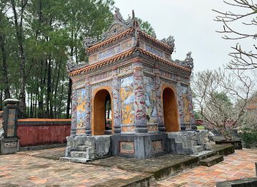 vietnam/hue/landmark/mausoleum-of-emperor-dong-khanh
