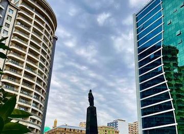 azerbaijan/absheron-peninsula/landmark/azad-qadin-heykli