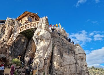 peru/salkantay-trail/landmark/morada-de-los-dioses