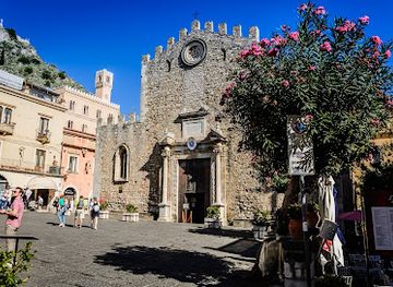 italy/taormina/landmark/piazza-duomo-taormina
